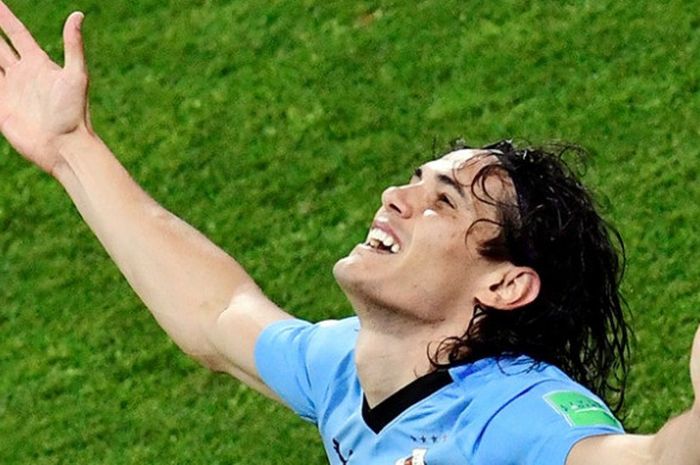 Striker Uruguay, Edinson Cavani, melakukan selebrasi seusai menjebol gawang Portugal dalam babak 16 besar Piala Dunia 2018 di Olimpiyskiy Stadion Fisht, Sabtu (30/6/2018)