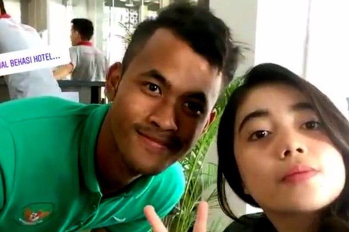 Yolanda Restu Aulia Pasya menemani Aqil Savik sebelum pertandingan