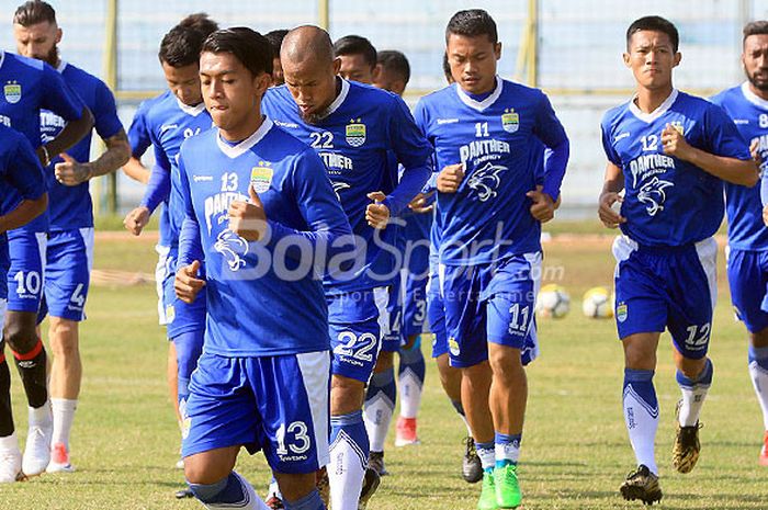  Pemain Persib Bandung mencoba lapangan Stadion 17 Mei, Minggu (22/7/2018) menjelang laga Liga 1 2018 melawan tuan rumah Barito Putera.         