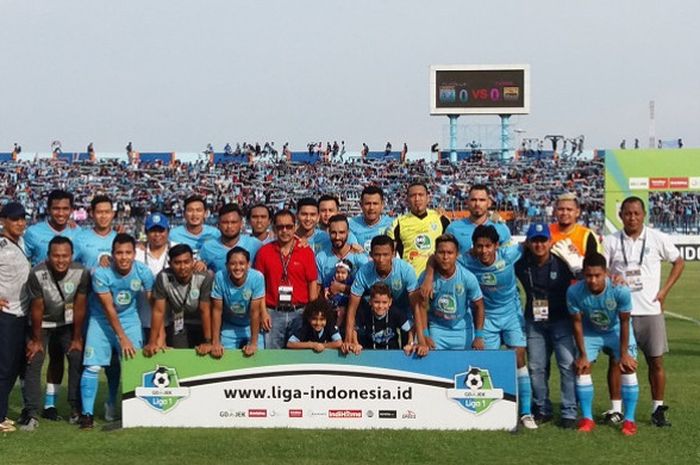 Sesi foto Persela Lamongan sebelum laga menjamu Persib Bandung pada pekan ke-33 Liga 1 2018 di Stadion Surajaya, Lamongan, Sabtu (1/12/2018).