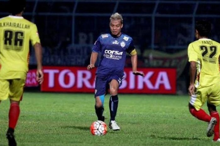  Bek tengah sekaligus kapten Arema, Hamka Hamzah (tengah) menguasai bola saat timnya menjamu BSU di Stadion Kanjuruhan, Kab Malang, 15 Mei 2016.  