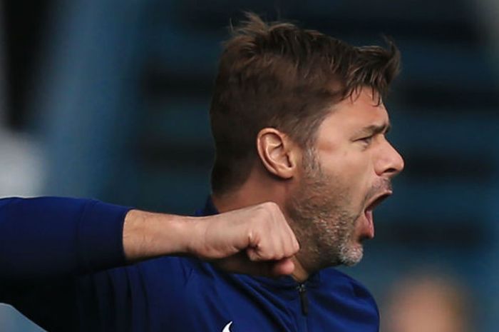 Pelatih Tottenham Hotspur, Mauricio Pochettino, memberi instruksi untuk para pemainnya dalam laga versus Huddersfield Town pada lanjutan Liga Inggris di di Stadion The John Smith, Sabtu (30/9/2017) malam WIB.