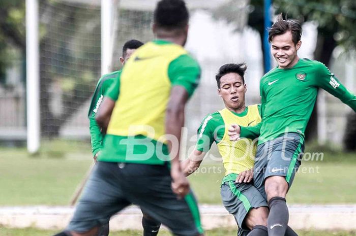 Rezaldi Hehanusa menjalani latihan dalam rangkaian training camp (TC) timnas U-23 Indonesia di Lapangan B, kompleks Gelora Bung Karno (GBK), Senayan, Jakarta Pusat, Selasa (20/2/2018).