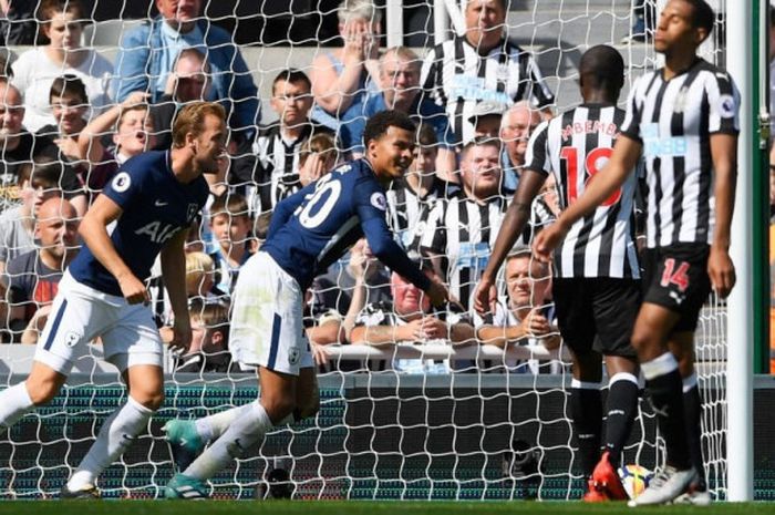 Gelandang Tottenham Hotspur, Dele Alli, melakukan selebrasi setelah mencetak gol ke gawang Newcastle United di Saint James Park, Minggu (13/8/2017) malam WIB.