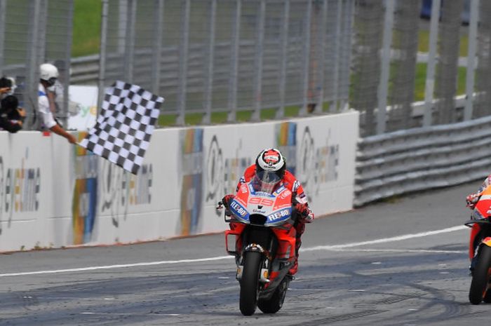  Marc Marquez berada di belakang Jorge Lorenzo saat balapan MotoGP Austria di Red Bull Ring, Austria, Minggu (12/8/2018).  