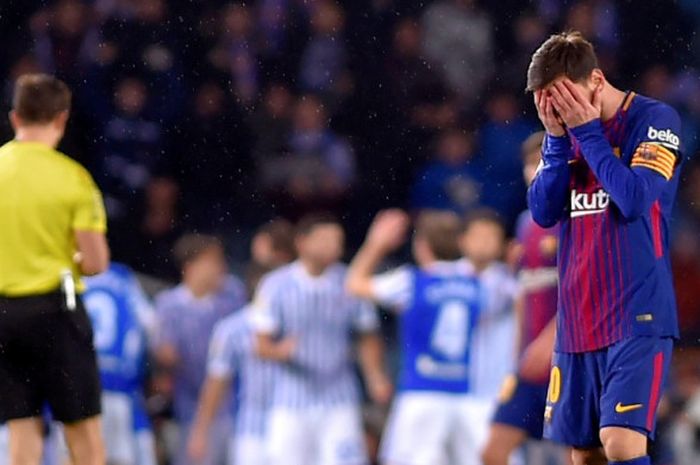 Ekspresi megabintang FC Barcelona, Lionel Messi (kanan), saat para pemain Real Sociedad merayakan gol dalam laga Liga Spanyol di Stadion Anoeta, San Sebastian, pada 14 Januari 2018.