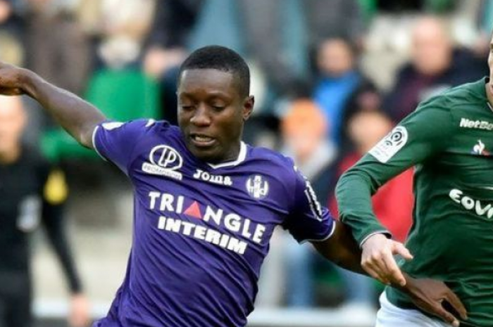 Max-Alain Gradel saat merumput di lapangan.