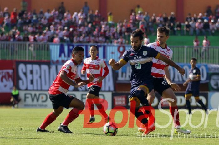 Pemain Persela, Jose Manuel Barbosa Alves Coelho, beraksi pada laga Madura United vs Persela Lamongan di ajang Liga 1, Jumat (4/8/2017).