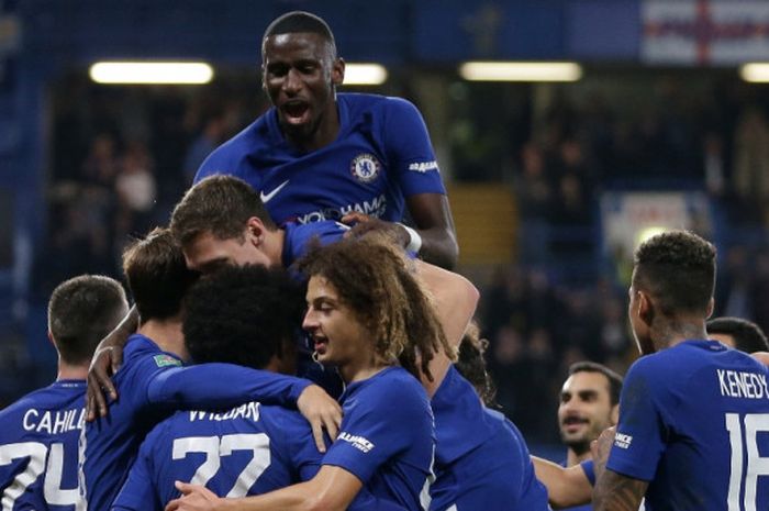 Gelandang Chelsea, Willian (tengah), merayakan gol yang dia cetak ke gawang Everton dalam laga babak keempat Piala Liga Inggris di Stadion Stamford Bridge, London, pada 25 Oktober 2017.