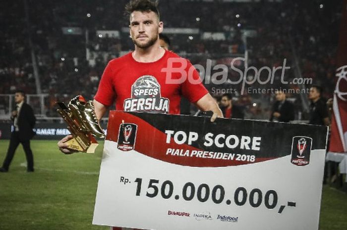 Striker Persija Jakarta, Marko Simic, berpose dengan trofi top scorer Piala Presiden 2018 setelah laga final kontra Bali United pada Sabtu (17/2/2018).