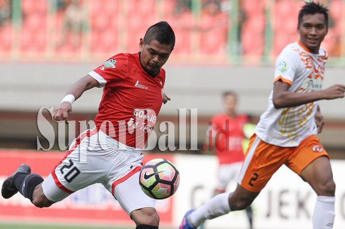 Penyerang Persija Jakarta Bambang Pamungkas beraksi melawan Perseru Serui pada pekan ke-25 Liga 1, Selasa (19/9/2017) sore WIB, di Stadion Patriot Chandrabhaga, Kota Bekasi, Jawa Barat.