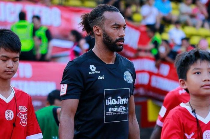 Pemain asal Australia, Isaka Cernak saat masih membela klub Liga Thailand, Sisaket FC.