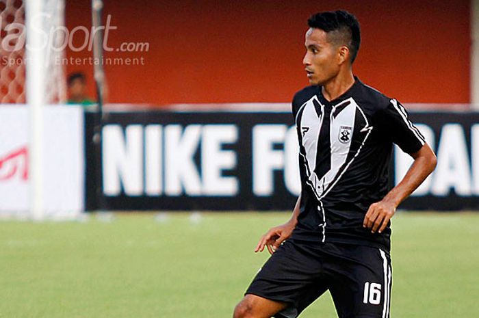 Gelandang PS Mojokerto Putra, Finky Pasamba saat tampil melawan PSS Sleman dalam laga perdana kompetisi Liga 2 2018 Grup Timur di Stadion Maguwoharjo, Sleman, Kamis (26/4/2018).