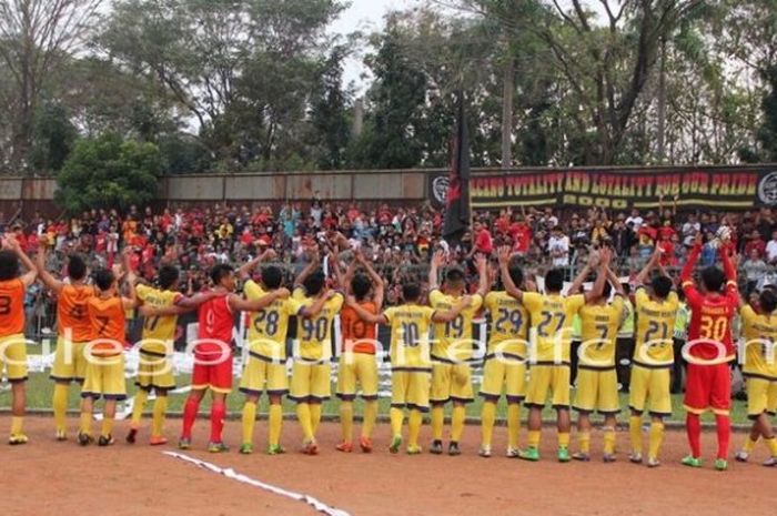  Para pemain Cilegon United memberikan penghormatan kepada pendukungnya seusai mengalahkan Persikabo di Stadion Krakatau Steel, Sabtu (30/7/2016) sore.  