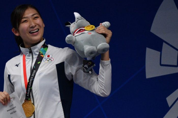 Perenang Jepang Rikako Ikee mengangkatmaskot Asian Games usai upacara penyerahan medali nomor 50 meter Gaya Bebas Putri Asian Games ke-18 Tahun 2018 di Aquatic Centre GBK, Senayan, Jakarta, Jumat (24/8). Rikako Ikee berhasil meraih medali emas sekaligus memecahkan rekor Asian Games dengan catatan waktu 24.53 detik. 