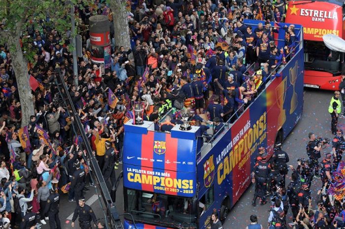 Para pemain dan staf FC Barcelona melakukan parade menggunakan bus beratap terbuka untuk merayakan gelar Liga Spanyol ke-25 di Barcelona, Spanyol pada 30 April 2018.