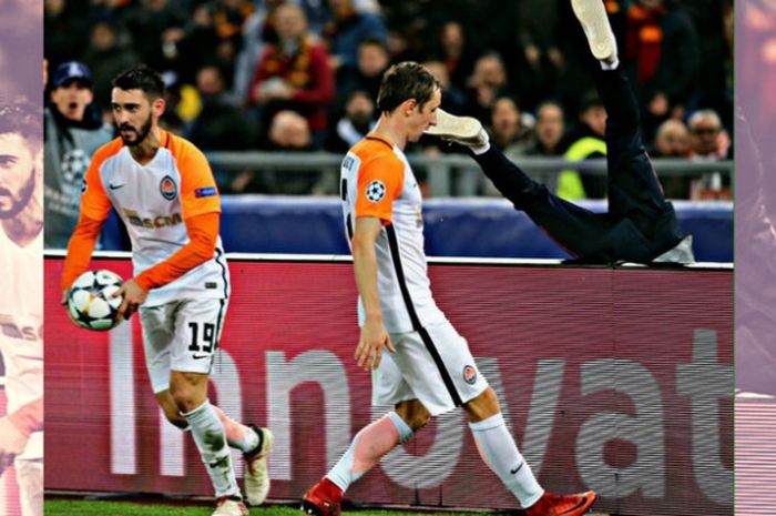 Aksi Facundo Ferreyra (nomor 19) saat mendorong ball boy untuk mengambil bola dan segera melanjutkan pertandingan dalam laga AS Roma kontra Shakhtar Donetsk di Stadion Olimpico ROma, Rabu (14/3/2018) dini hari WIB.