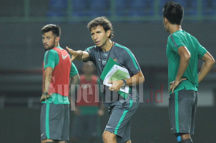 Pelatih Timnas Senior Indonesia, Luis Milla, memberikan instruksi ke pemain-pemainnya pada sesi latihan di Stadion Patriot Candrabhaga, Senin (2/10/2017) malam WIB