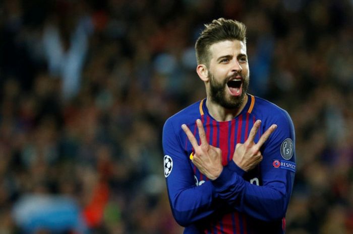     Bek FC Barcelona, Gerard Pique, merayakan gol yang dicetak ke gawang AS Roma dalam laga leg pertama perempat final Liga Champions di Stadion Camp Nou, Barcelona, Spanyol pada 4 April 2018.    