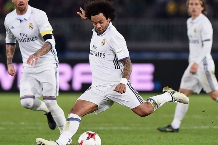 Aksi bek Real Madrid, Marcelo Vieira (tengah), dalam pertandingan final Piala Dunia Antar Klub 2016 menghadapi Kashima Antlers di Stadion International Yokohama, Yokohama, jepang, pada 18 Desember 2016.