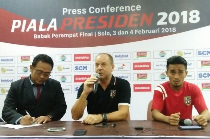 Pelatih Bali United, Hans-Petter Schaller bersama Muhammad Taufiq pada sesi press conference usah laga babak delapan besar Piala Presiden 2018 kontra Madura United di Stadion Manahan, Solo, Sabtu (3/2/2018).