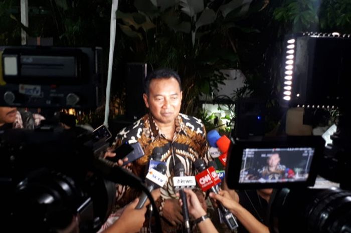 Legenda bulu tangkis nasional, Icuk Sugiarto, berbicara kepada awak media pada sela acara buka puasa bersama di Rumah Dinas Menpora, di Widya Chandra, Jakarta, Senin (28/5/2018).