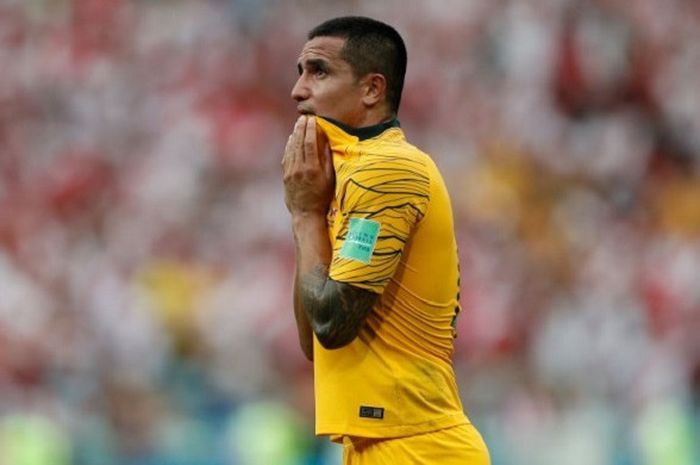 Gelandang veteran Australia, Tim Cahill, memperlihatkan ekspresi sedih di saat timnya kalah dari Peru dengan skor 0-2 pada laga akhir Grup C Piala Dunia 2018, di Stadion Fisht, Sochi, Selasa (26/6/2018).