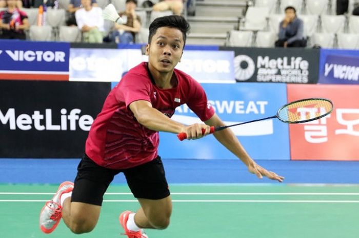 Pebulu tangkis tunggal putra Indonesia, Anthony Sinisuka Ginting, mengembalikan kok ke arah Son Wan-ho (Korea Selatan) pada laga semifinal Korea Terbuka yang berlangsung di SK Handball Stadium, Sabtu (16/9/2017).