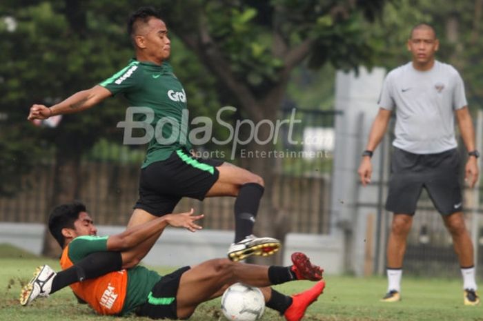 Asisten pelatih timnas U-22 Indonesia, Nova Arianto, memimpin anak asuhnya di Lapangan ABC, Senayan, Jakarta, Rabu (9/1/2019).