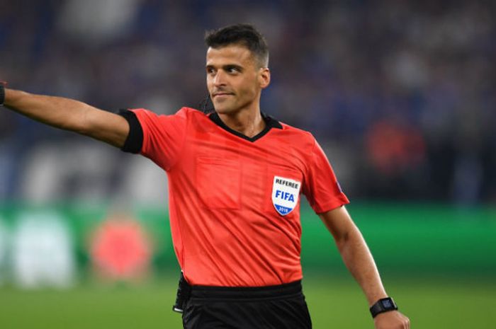 Wasit Gil Manzano saat memimpin laga  Liga Champions antara Schalke 04 vs FC Porto di Gelsenkirchen, 18 September 2018.