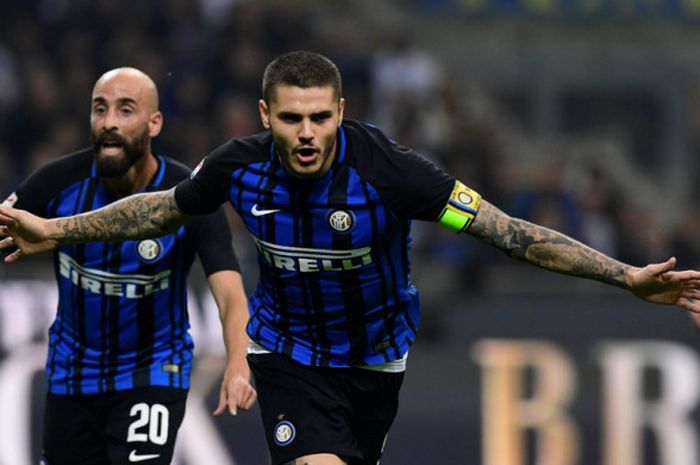 Kapten Inter Milan, Mauro Icardi, merayakan gol yang dia cetak ke gawang AC Milan dalam laga Liga Italia di Stadion Giuseppe Meazza, Milan, pada 15 Oktober 2017.