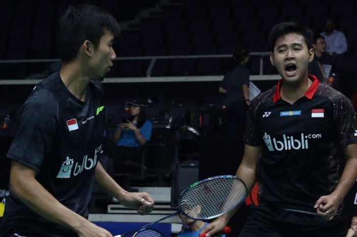 Pasangan ganda putra nasional Indonesia, Angga Pratama/Rian Agung Saputro, bereaksi saat menjalani laga melawan Aaron Chia/Woii Yik Soh (Malaysia) pada babak kedua turnamen Singapore Open 2018 yang berlangsung Singapore Indoor Stadium, Singapura, Kamis (19/7/2018).