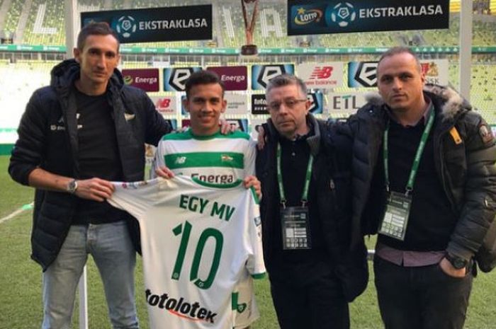   Egy Maulana Vikri saat diperkenalkan ke hadapan publik Lechia Gdansk di Stadion Energa Gdansk, Polandia, Minggu (11/3/2018).  