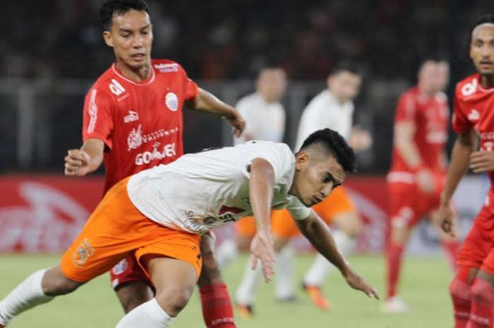 Pemain Borneo FC, Ambrizal Umanailo, saat dihadap pemain Persija, Novri Setiawan, di SUGBK, Sabtu (1