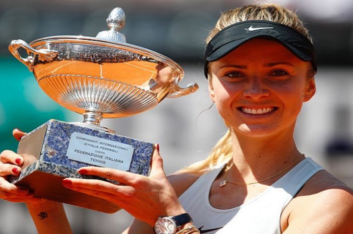 Elina Svitolina (Ukraina) saat memamerkan piala yang diraihnya usai memenangi partai final Italian Open 2018 yang berlangsung Minggu (20/5/2018).