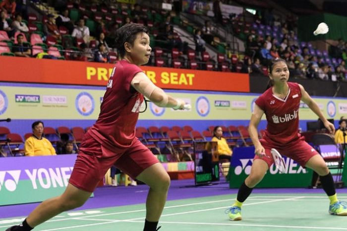 Pasangan ganda putra Indonesia, Greysia Polii/Apriyani Rahayu, mengembalikan kok ke arah Du Yue/Li Yinhui (China) pada babak pertama Hong Kong Terbuka yang berlangsung di Hong Kong Coliseum, Rabu (22/11/2017).