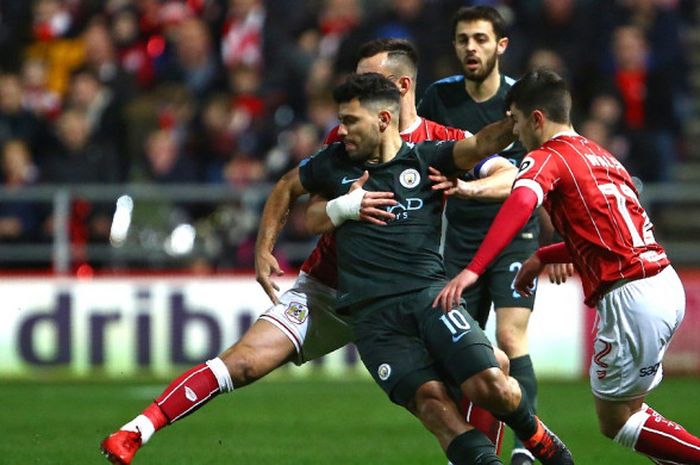 Striker Manchester City, Sergio Aguero (tengah), mendapat pengawalan ketat dari pemain Bristol City dalam laga leg kedua semifinal Piala Liga Inggris di Stadion Ashton Gate, Bristol, pada 23 Januari 2018.