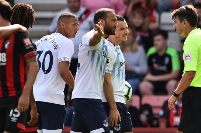 Pemain Everton memprotes wasit Lee Probert setelah mengartu merah Richarlison (30) dalam partai kontra Bournemouth di Stadion Vitality, 25 Agustus 2018.