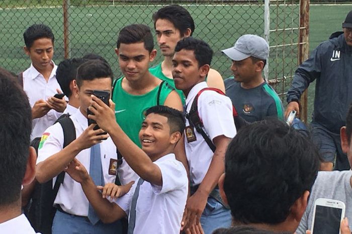 Winger timnas Indonesia, Miftahul Hamdi, menjadi sasaran swafoto para fans selepas sesi latihan di lapangan sintesis dalam komplek Stadion Harapan Bangsa, Banda Aceh, Senin (4/12/2017).