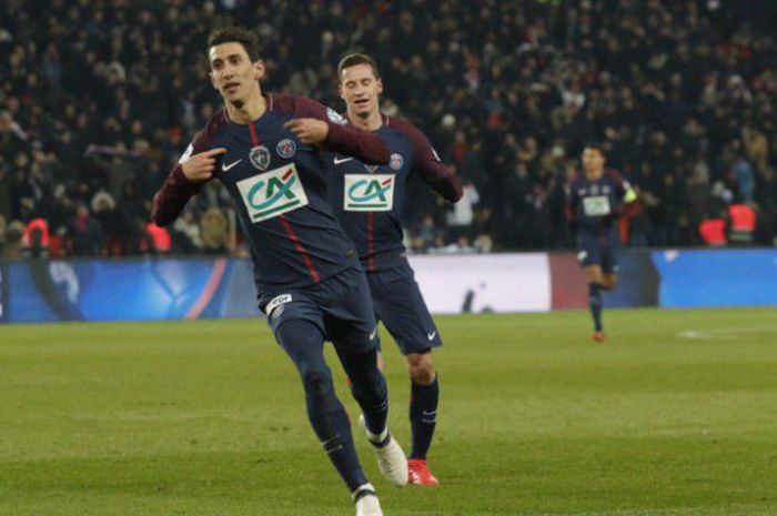 Bintang PSG, Angel Di Maria, melakukan selebrasi seusai menjebol gawang Olympique Marseille pada perempat final Piala Liga Prancis di Parc des Princes, Rabu (28/2/2018)