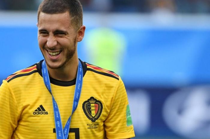 Eden Hazard berpose dengan medali setelah membantu Belgia menekuk Inggris dalam duel perebutan tempat ketiga di Saint Petersburg Stadium, 14 Juli 2018.