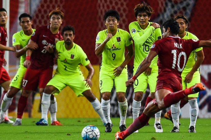 Pemain Shanghai SIPG, Hulk, melepaskan tendangan dalam laga semifinal Liga Champions Asia kontra Urawa Red Diamonds di Shanghai, China, pada 27 September 2017.