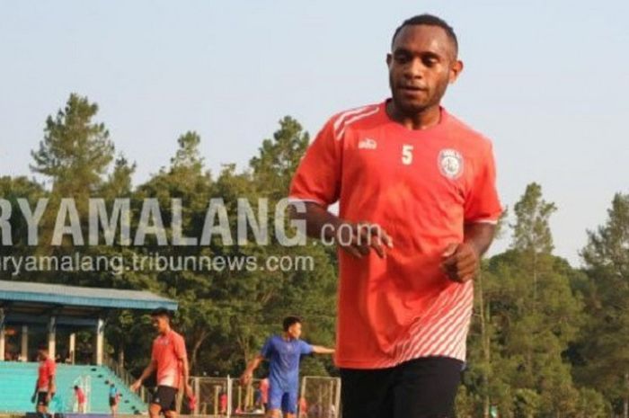 Pemain seleksi Arema FC, Lusianus Uropmabin saat ikut uji coba bersama Arema FC, Senin (14/8/2017). 