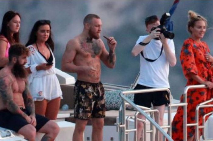 Gaya liburan Conor McGregor. 