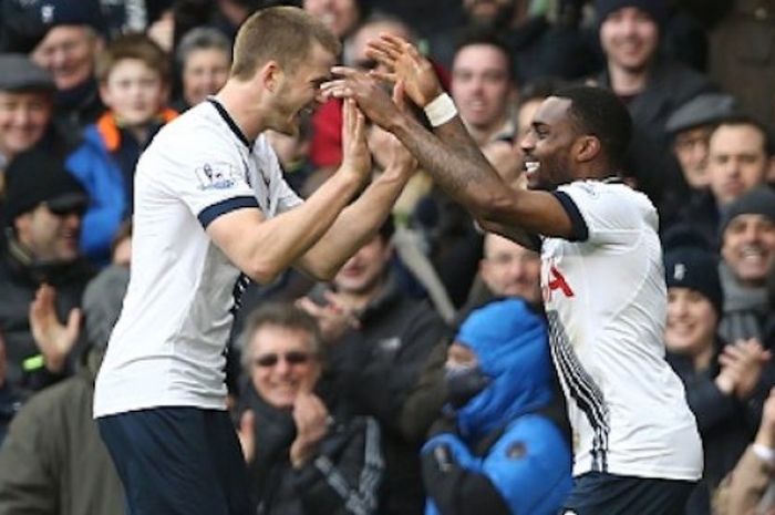 Eric Dier dan Danny Rose (kanan) merayakan gol kemenangan Tottenham atas Swansea, Minggu (28/2/2016).