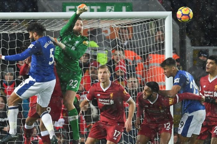 Kiper Liverpool FC, Simon Mignolet (kedua dari kiri), meninju bola dalam laga Liga Inggris kontra Everton di Stadion Anfield, Liverpool, pada 10 Desember 2017.