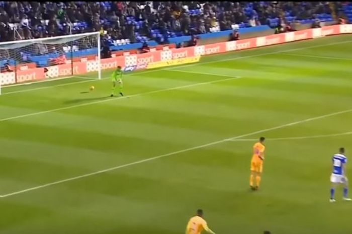 Kiper Preston North End, Declan Rudd, gagal mengantisipasi laju bola sepakan pemain Birmingham saat kedua tim bertemu di laga Divisi Champioship Liga Inggris pada Sabtu (1/12/2018).