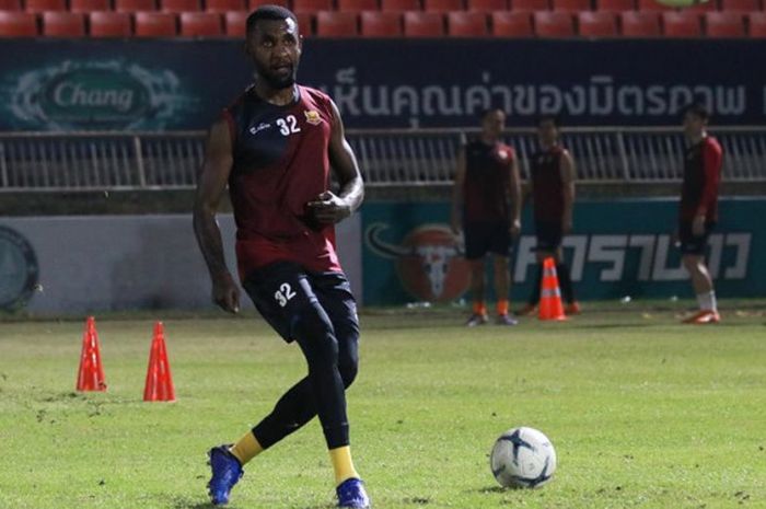 Bek asal Indonesia, Rudolof Yanto Basna dalam sesi latihan Sukhothai FC pada 6 Desember 2018. 