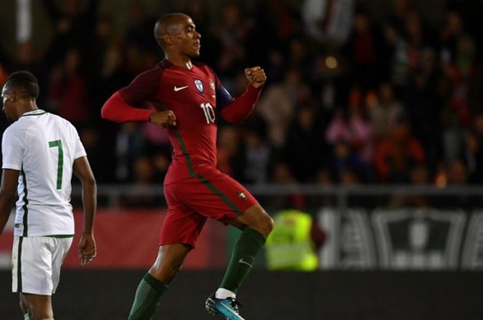 Gelandang Portugal, Joao Mario (kanan), merayakan gol yang dia cetak ke gawang Arab Saudi dalam laga persahabatan di Stadion Fontelo, Viseu, Portugal, pada 10 November 2017.