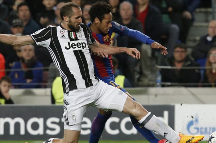 Aksi bek Juventus, Giorgio Chiellini (kiri), berduel berebut bola dengan striker FC Barcelona, Neymar Junior, dalam pertandingan leg 2 perempat final Liga Champions 2016-2017 di Stadion Camp Nou, Barcelona, Spanyol, pada 19 April 2017. 